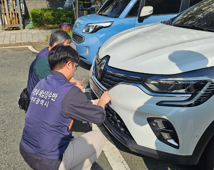 광주광역시는 지난 16일 5개 자치구와 함께 '체납차량 번호판 영치의 날'을 지정해 자동차세를 상습 체납한 차량 153대의 번호판을 영치했다. 광주시 제공