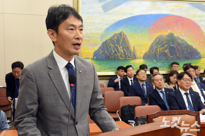 이복현 금융감독원장이 17일 서울 여의도 국회에서 열린 정무위원회의 금융감독원·서민금융진흥원 국정감사에서 업무보고를 하고 있다. 윤창원 기자