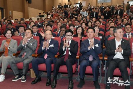 박수치는 한동훈 대표-추경호 원내대표