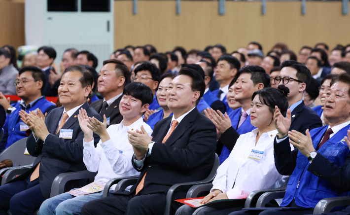 17일 강릉서 개최한 2024 바르게살기운동 전국회원대회 참석한 윤석열 대통령. 연합뉴스