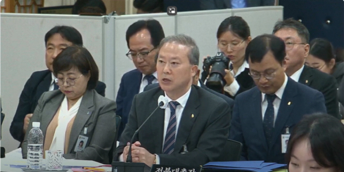 양오봉 전북대 총장이 17일 국정감사에서 질문에 답하고 있다. 광주교육청 유튜브 캡처