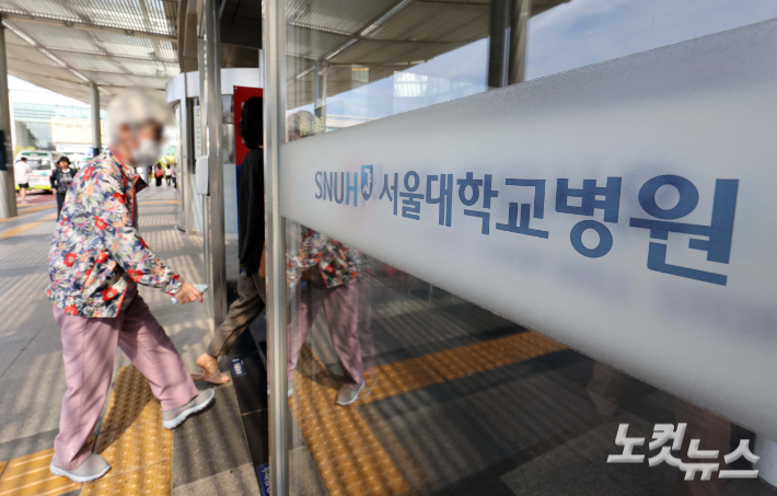 서울 종로구 서울대병원에 한 환자가 들어서고 있다. 황진환 기자