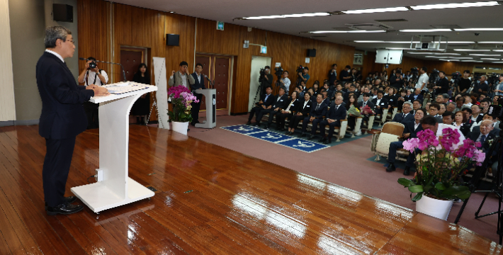 정근식 서울시교육감이 17일 서울 종로구 서울특별시교육청에서 열린 취임식에서 취임사를 하고 있다. 연합뉴스