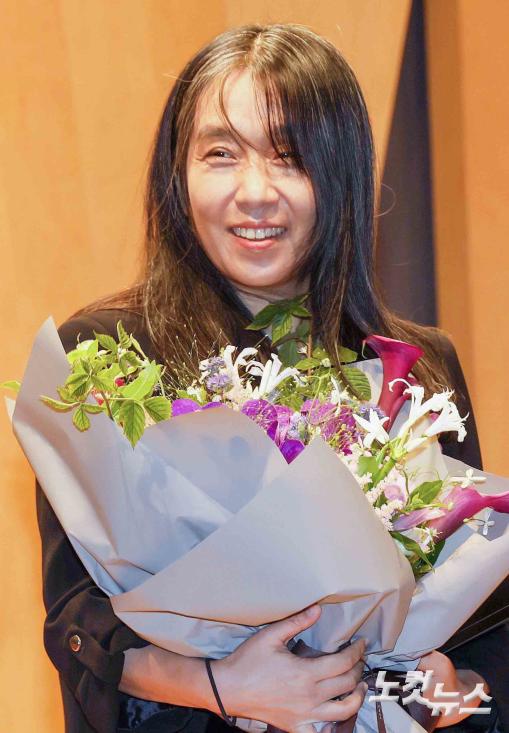 꽃다발 받은 한강