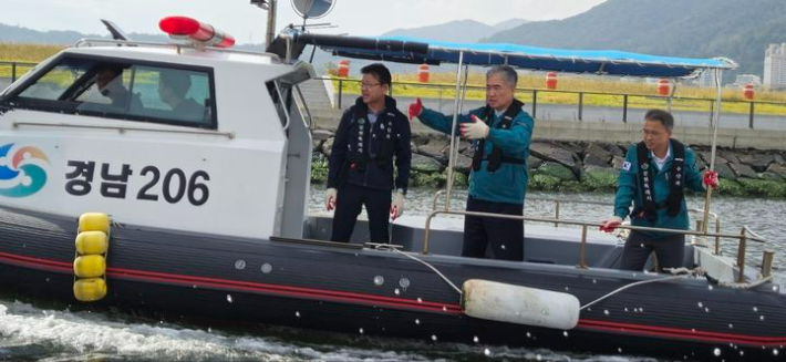 조명래 창원시 제2부시장이 17일 정어리 폐사체가 발견된 마산해양신도시 내호구역을 둘러보고 있다. 창원시 제공