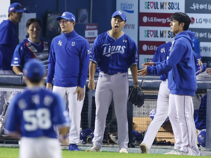 17일 서울 잠실야장에서 열린 2024시즌 KBO 리그 플레이오프 LG와 삼성의 3차전 5회말 2사 득점권 위기에서 삼성 김윤수(가운데)가 LG 오스틴을 플라이 아웃으로 잡아낸 뒤 기뻐하고 있다. 연합뉴스