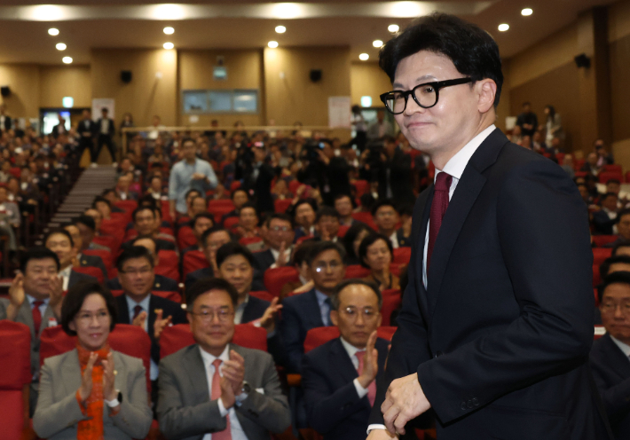 국민의힘 한동훈 대표가 17일 국회 의원회관에서 열린 전국 광역의원 연수 행사에서 환영사를 하기 위해 단상으로 향하고 있다. 연합뉴스