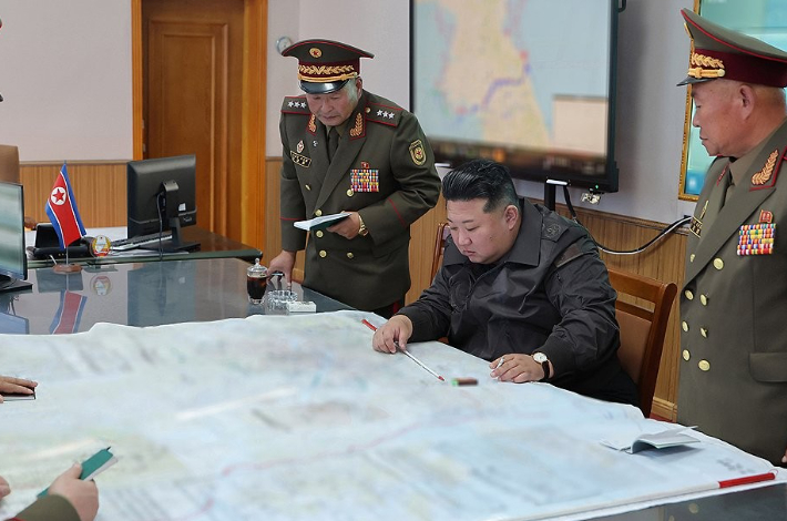 김정은 북한 국무위원장이 지난 17일 인민군 제2군단 지휘부를 방문했다고 조선중앙통신이 18일 보도했다. 김 위원장은 지휘부를 방문한 자리에서 우리나라를 적국, 타국이라 부르며 "한국이 주권을 침해하면 물리력을 조건에 구애됨 없이, 거침없이 사용하겠다"고 위협했다. 연합뉴스