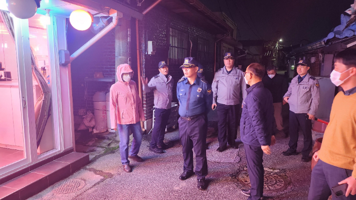 원주시와 원주경찰서는 성매매 근절을 위해 16일 성매매 집결지에 대한 합동순찰을 실시했다. 원주시 제공 