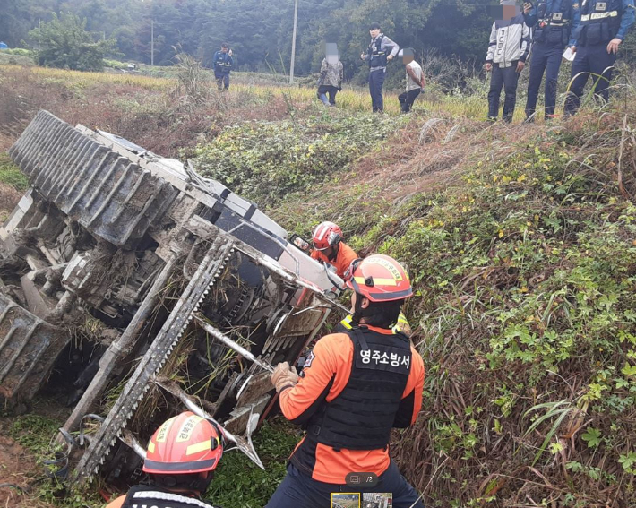 17일 오전 10시 26분쯤 경북 영주시 이산면 논에서 60대 남성이 콤바인에 깔려 숨졌다. 경북소방본부 제공