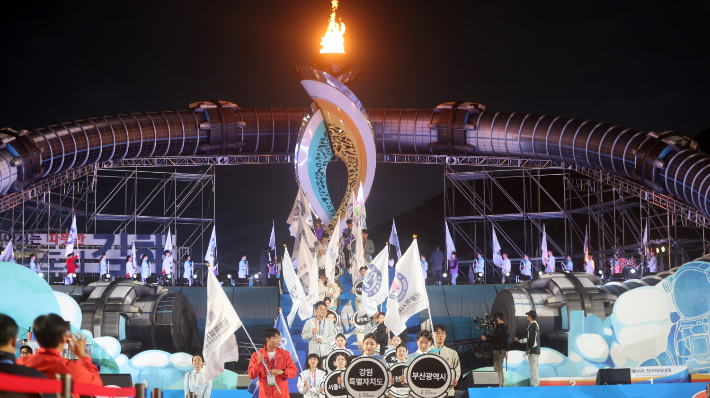 17일 오후 경남 김해종합운동장에서 열린 '제105회 전국체육대회(전국체전) 폐회식'에서 참가기가 입장하고 있다. 연합뉴스