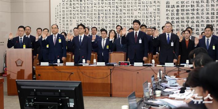 박세현 서울고검장, 이창수 서울중앙지검장, 권순정 수원고검장, 김유철 수원지검장 등이 18일 서울 여의도 국회 법제사법위원회의 서울고검·수원고검·서울중앙지검 등에 대한 국정감사에서 증인선서를 하고 있다.