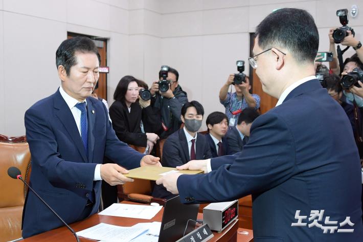 박세현 서울고검장이 18일 서울 여의도 국회 법제사법위원회의 서울고검·수원고검·서울중앙지검 등에 대한 국정감사에서 선서문을 정청래 위원장에게 전달하고 있다.