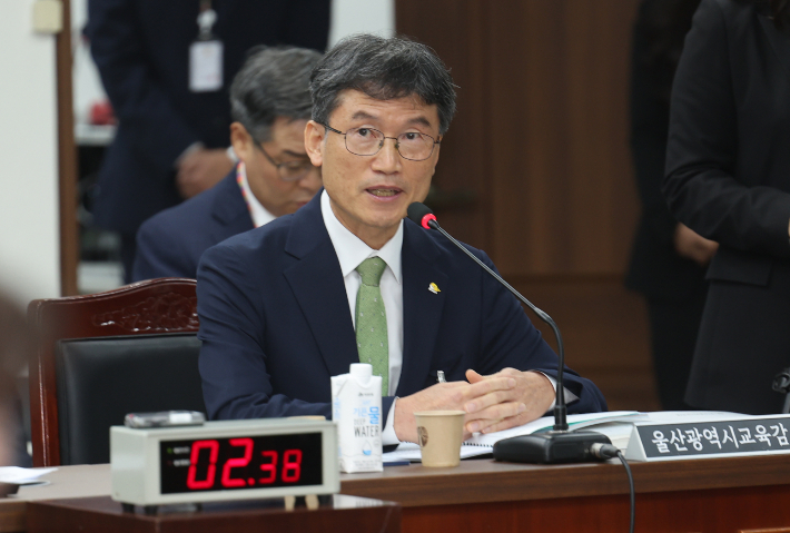 18일 부산 금정구 부산대학교에서 열린 국회 교육위원회의 부산·울산·경남교육청에 대한 국정감사에서 천창수 울산시 교육감이 질의에 답변하고 있다. 연합뉴스