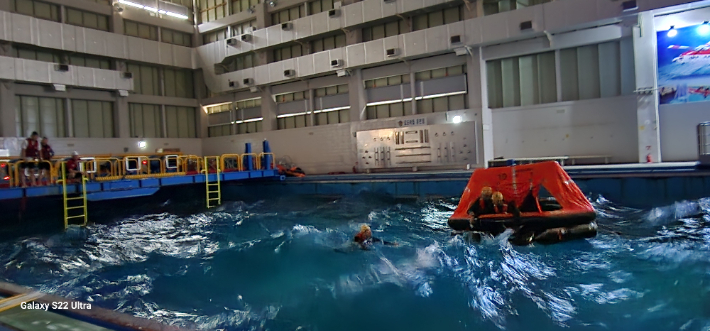 구명벌 탑승훈련. 해경교육원 제공