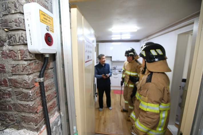 '종로 비상벨'을 시연하는 모습. 종로구 제공