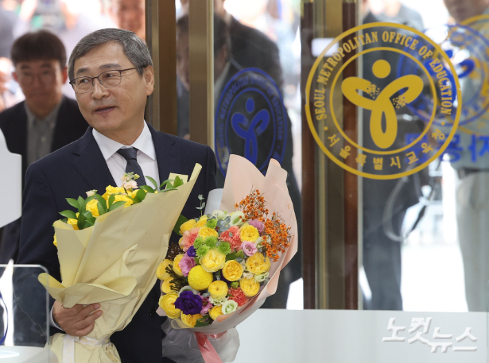 서울시교육감 보궐선거에서 당선된 정근식 신임 교육감이 17일 오전 서울 종로구 서울시교육청으로 첫 출근하고 있다. 류영주 기자