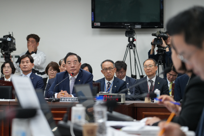 국정감사에 참석중인 하윤수 부산시교육감. 부산시교육청 제공