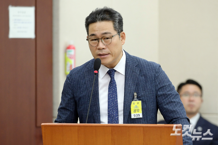 백해룡 경정(전 영등포서 형사과장)이 지난달 20일 오후 서울 여의도 국회 행정안전위원회에서 열린 마약수사 외압 의혹 관련 청문회에서 의원 질의에 답변을 하고 있다. 윤창원 기자