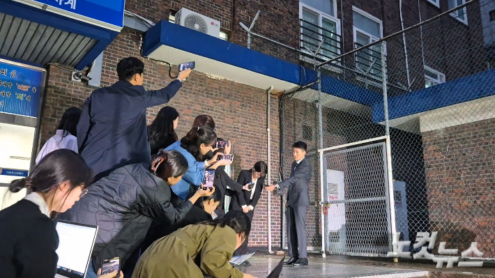 서울 용산경찰서는 18일 도로교통법 위반(음주운전) 혐의를 받는 문씨를 불러 조사를 진행했다. 이날 오후 1시 40분쯤 경찰에 출석한 문씨는 약 4시간 15분 후인 오후 5시 55분쯤 조사를 마치고 나와, 취재진 앞에서 고개를 숙이며 "죄송하다"고 말했다. 박희영 기자