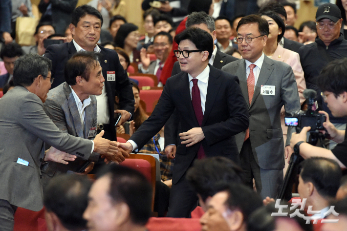 17일 서울 여의도 국회 의원회관에서 열린  2024 국민의힘 전국 광역의원 연수에 한동훈 대표가 참석하며 참석자들과 인사를 하고 있다. 윤창원 기자