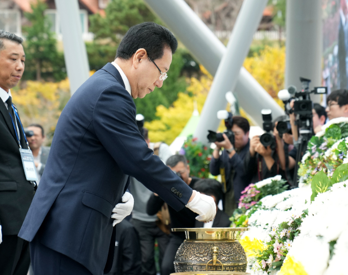 김영록 전라남도지사가 19일 보성군 한국차문화공원에서 열린 '여순 10·19사건 제76주기 합동추념식'에서 참배하고 있다. 전남도 제공