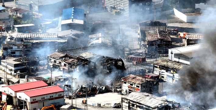 20일 오전 인천 서구 왕길동 기계 제조 공장에서 발생한 화재로 일대 공장 건물 30여개 동이 불에 탔다. 검게 탄 공장 건물들 사이로 연기가 솟고 있다. 연합뉴스