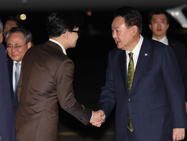 윤석열 대통령과 악수하는 국민의힘 한동훈 대표. 연합뉴스 