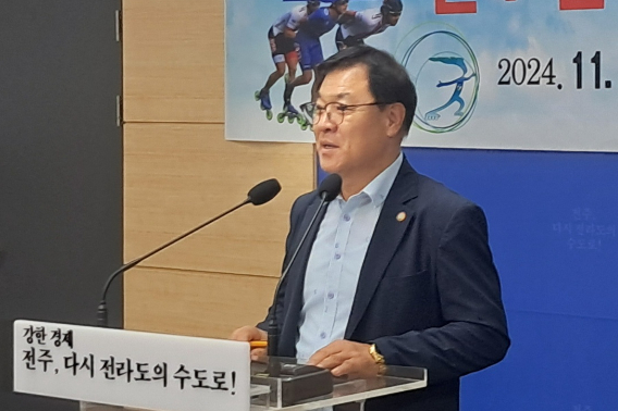 전석진 전주시롤러스포츠연맹 회장이 21일 전주시청 브리핑룸에서 '2024 전주월드인라인마라톤대회' 개최 계획을 설명하고 있다. 최명국 기자