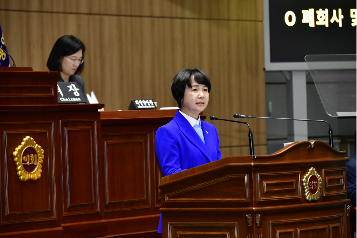 광주시회 교육위원회 명진 위원장(더불어민주당, 서구2)은 제328회 임시회 본회의 5분 자유발언을 통해 "공공기관 구내식당 휴무제를 확대하여 지역 상권 살리기에 동참 하자"고 제안했다. 광주시의회 제공