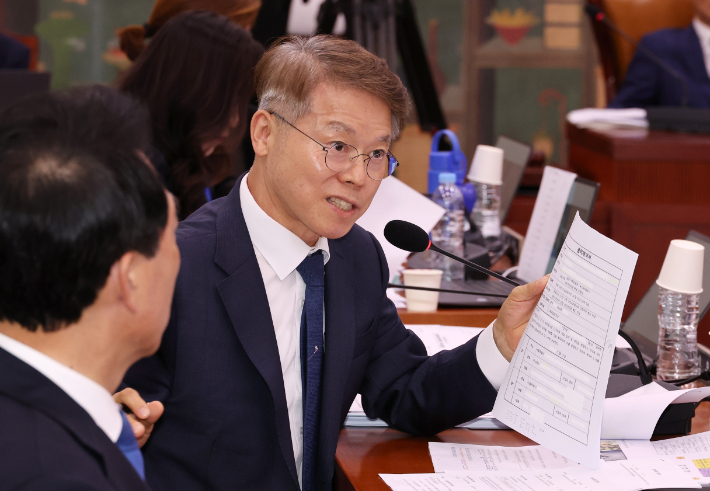 지난 7일 국회 문화체육관광위원회의 문화체육관광부 국정감사에서 질의하는 더불어민주당 민형배 의원. 연합뉴스