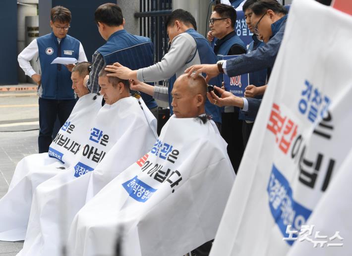 ‘경찰청의 GPS감시와 밀어내기 순찰 규탄’ 삭발하는 경찰들