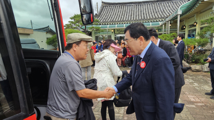 주낙영 경주시장이 파독 광부와 간호사들을 반갑게 맞고 있다. 경주시 제공 