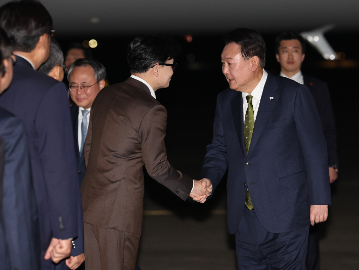 윤석열 대통령, 국민의힘 한동훈 대표와 악수. 연합뉴스 