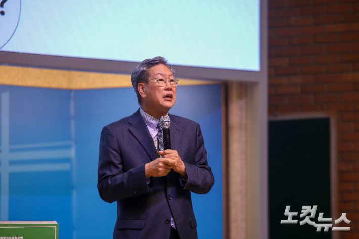 한국학술연구원 원장 함재봉 교수가 '한국 사람 만들기'를 주제로 강연하고 있다.