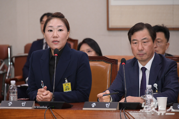 김건희 여사의 '공천개입 의혹'을 제기한 강혜경 씨가 21일 서울 여의도 국회 법제사법위원회의 대검찰청 대상 국정감사에 증인으로 출석해 의원 질의에 답변을 하고 있다. (오른쪽 윤재순 대통령실 총무비서관) 윤창원 기자