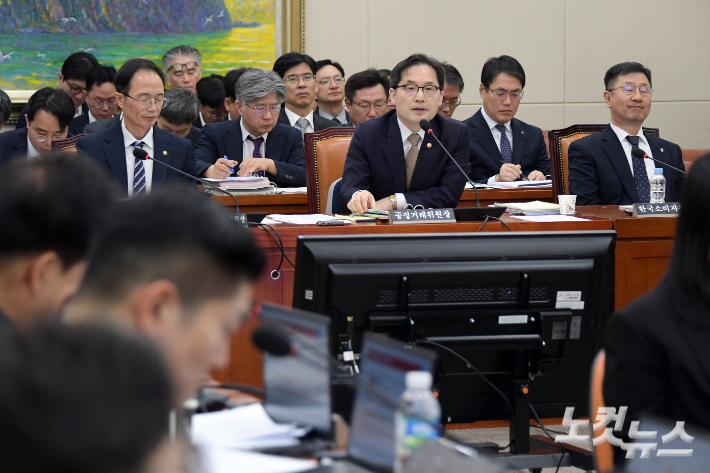 한기정 공정거래위원장이 21일 서울 여의도 국회에 정무위원회의 공정거래위원회·한국소비자원·한국공정거래조정원 국정감사에서 의원 질의에 답변을 하고 있다. 윤창원 기자