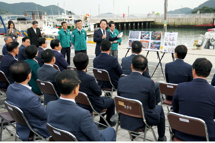 국회 농림축산식품해양수산위원회가 21일 오후 전남 여수 고수온 피해 현장을 방문했다. 전라남도 제공