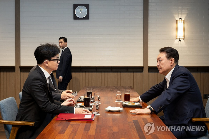 (서울=연합뉴스) 홍해인 기자 = 윤석열 대통령이 21일 서울 용산 대통령실 앞 파인그라스에서 국민의힘 한동훈 대표를 만나 대화하고 있다. 2024.10.21 [대통령실 제공. 재판매 및 DB 금지] hihong@yna.co.kr 연합뉴스