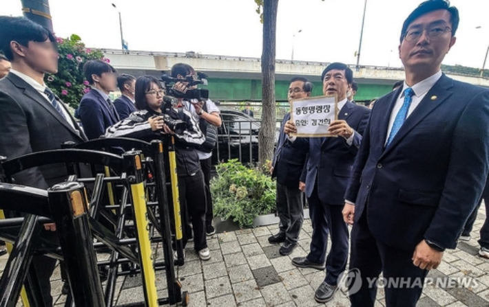 (서울=연합뉴스) 진성철 기자 = 이성윤, 이건태, 장경태 의원 등 국회 법제사법위원회 소속 더불어민주당 의원들이 21일 서울 용산구 대통령 관저 인근에서 김건희 여사에 대한 국회 법제사법위원회의 동행명령장을 전달하기 위해 이동하던 중 경찰에 가로막혀 있다. 2024.10.21 zjin@yna.co.kr 연합뉴스