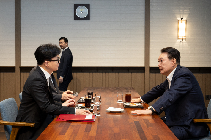 윤석열 대통령이 21일 서울 용산 대통령실 앞 파인그라스에서 국민의힘 한동훈 대표를 만나 대화하고 있다. 대통령실 제공