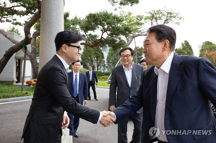 (서울=연합뉴스) 홍해인 기자 = 윤석열 대통령이 21일 서울 용산 대통령실에서 국민의힘 한동훈 대표를 만나 악수하고 있다. 2024.10.21 [대통령실 제공. 재판매 및 DB 금지] hihong@yna.co.kr 연합뉴스