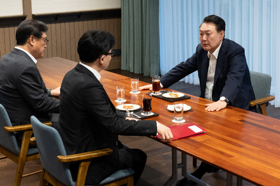 윤석열 대통령이 21일 서울 용산 대통령실 앞 파인그라스에서 국민의힘 한동훈 대표를 만나 대화하고 있다. 이 자리에는 정진석 대통령 비서실장이 배석했다. 대통령실 제공