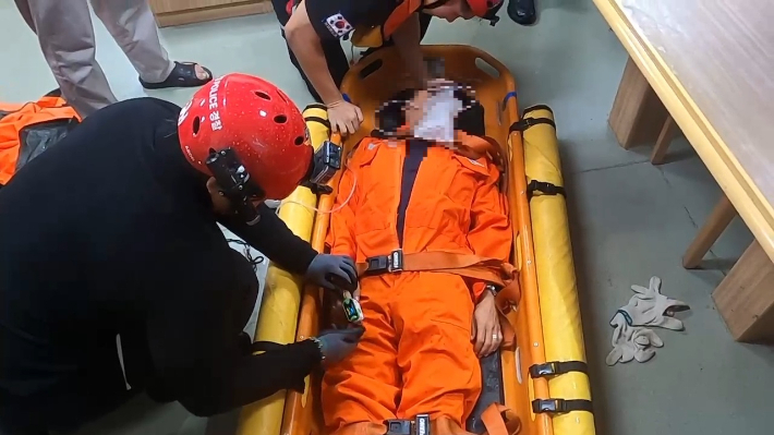 22일 오전 6시27분쯤 울산항 인근 해상에서 정박 중인 석유제품운반선에서 50대 남성이 가스를 마시고 쓰러지는 사고가 발생해 해경이 구조작업을 벌이고 있다. 울산해양경찰서 제공