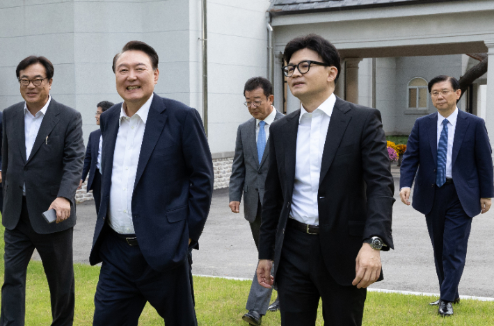 윤석열 대통령이 21일 서울 용산 대통령실에서 국민의힘 한동훈 대표를 만나 대화하며 차담 장소로 이동하고 있다. 대통령실 제공