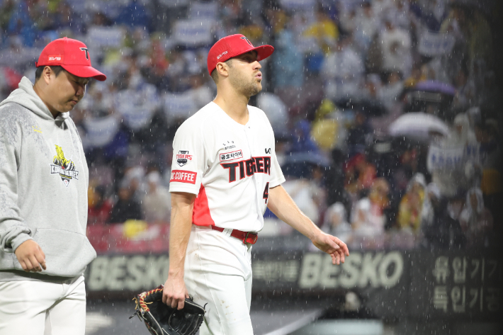 21일 광주 기아챔피언스필드에서 열린 2024 신한 SOL뱅크 KBO 포스트시즌 한국시리즈 1차전 삼성 라이온즈와 KIA 타이거즈의 경기. 6회초 KIA 네일이 솔로 홈런을 내준 뒤 잇따라 볼넷을 허용하고 교체되고 있다. 연합뉴스