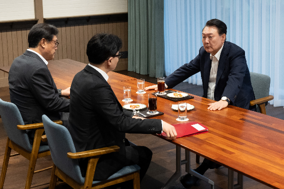 윤석열 대통령이 21일 서울 용산 대통령실 앞 파인그라스에서 국민의힘 한동훈 대표를 만나 대화하고 있다. 이 자리에는 정진석 대통령 비서실장이 배석했다. 대통령실 제공