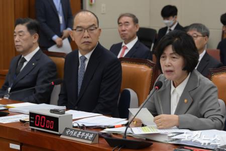 강정애 국가보훈부 장관이 22일 서울 여의도 국회 정무위원회의 국가보훈부·한국보훈복지의료공단·독립기념관 등에 대한 국정감사에서 의원 질의에 답변을 하고 있다.