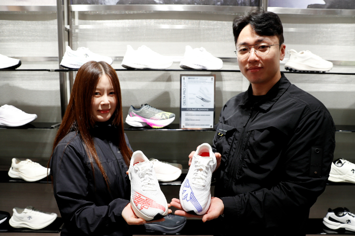 광주신세계 신관 지하 1층 나이키에서 모델이 러닝화 중 가장 인기 제품인 페가수스 41을 들고 있다. 광주신세계 제공