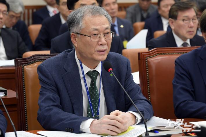 안종주 한국산업안전보건공단 이사장이 22일 서울 여의도 국회 환경노동위원회 근로복지공단·한국산업안전보건공단·한국산업인력공단 등에 대한 국정감사에서 의원 질의에 답변을 하고 있다.